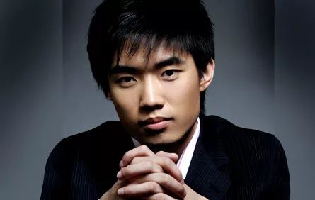 希特勒4号元宇宙海报